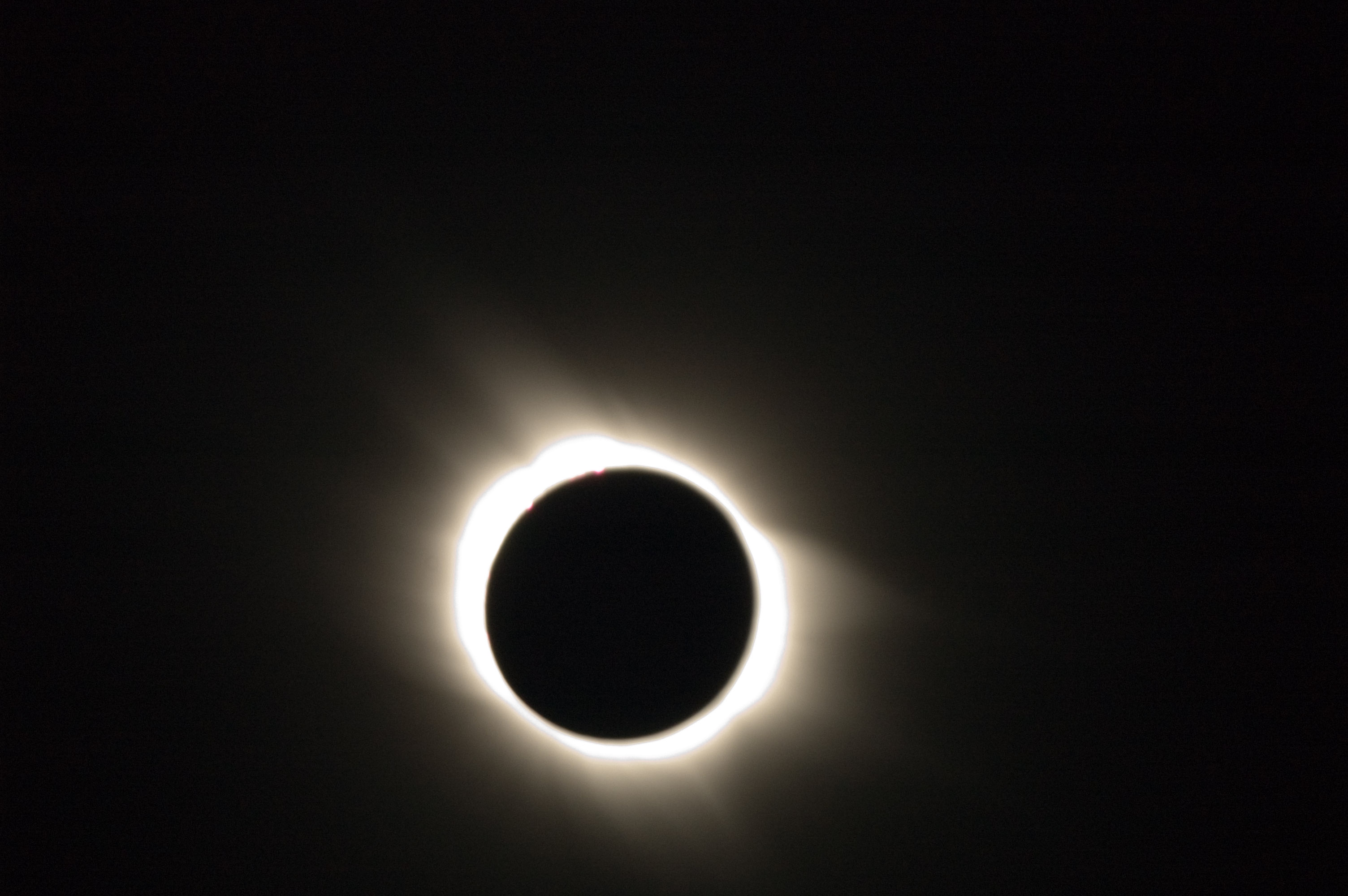 De witte corona rondom de zwarte maan tijdens de totale zonsverduistering van 29 maart 2006