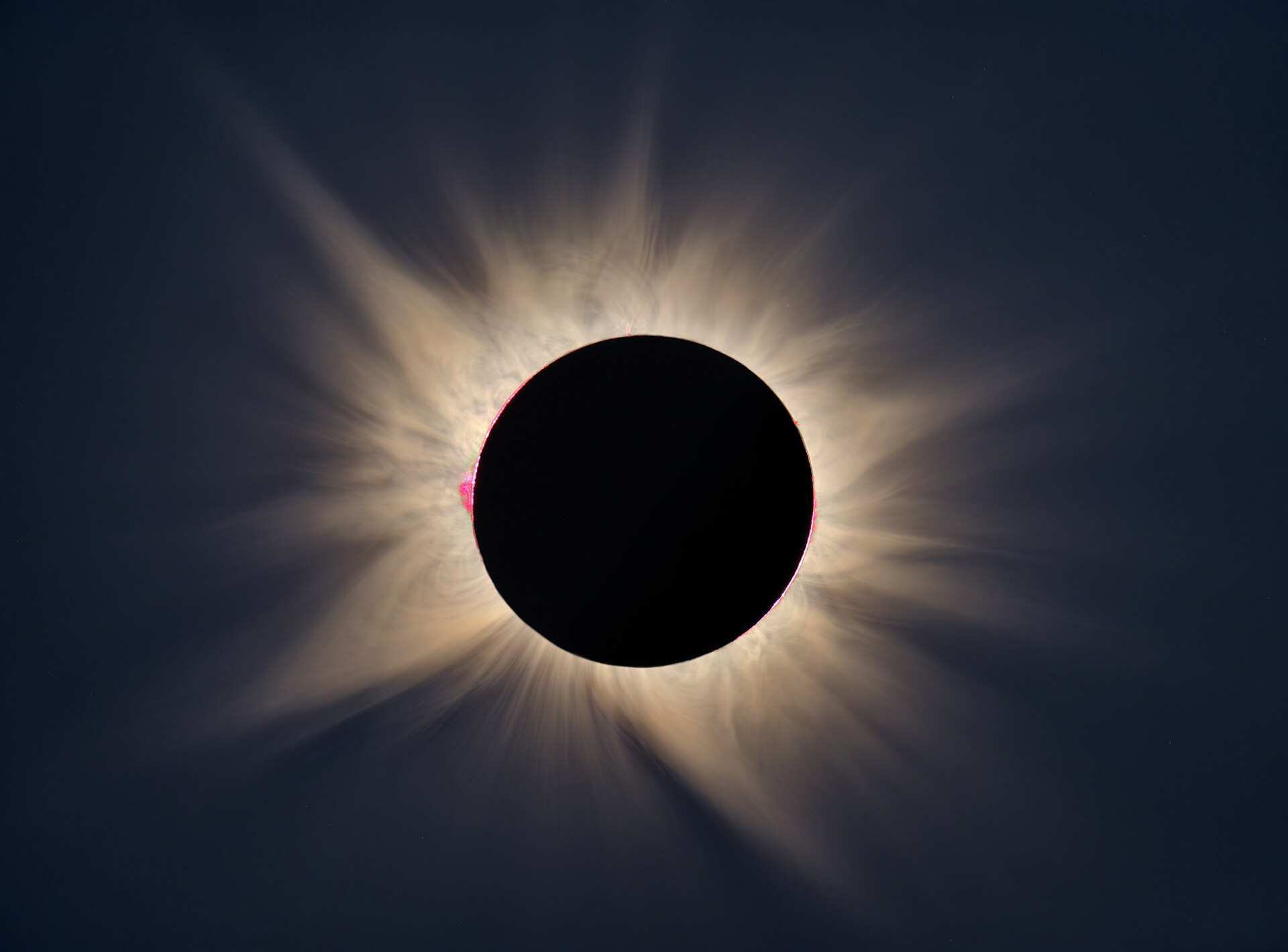 Corona en roze protuberansen tijdens de totale zonsverduistering van 11 augustus 1999